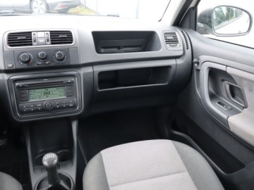 Skoda Fabia II Hatchback 1.2 i HTP 60KM 2009 Skoda Fabia 1.2, Klima, zdjęcie 7