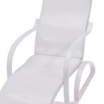 1 миниатюрный шезлонг для кукольного домика