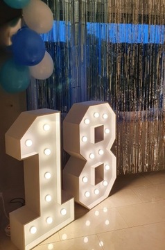Цифра 18 освещена лампочками, цифры дня рождения 100 см.