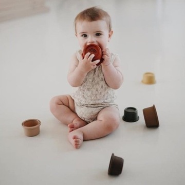 WIEŻA Z KUBECZKÓW STACKING TOWER PETAL MUSHIE