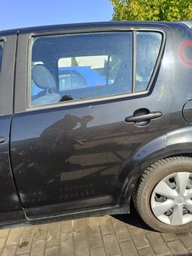 DAIHATSU SIRION L 2005-13 DVEŘE LEVÉ ZADNÍ KÓD LAK X07