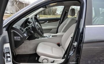 Mercedes Klasa C W204 Limuzyna 3.0 350 CDI BlueEFFICIENCY 231KM 2010 Mercedes-Benz Klasa C 3,0CDI (231KM) Automat Bezwypadkowy 3.0 Diesel 231KM, zdjęcie 6