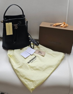 Замечательная черная сумочка из натуральной кожи.