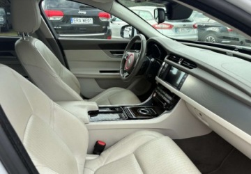 Jaguar XF II Sedan 2.0 i4D 163KM 2017 Jaguar XF Samochod z gwarancja 2.0 Diesel 163KM, zdjęcie 11