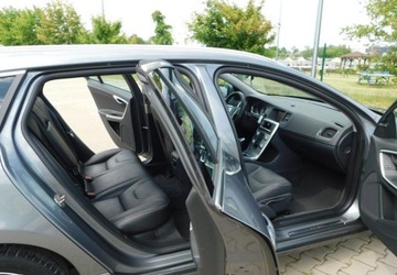 Volvo V60 I Kombi Facelifting 2.0 D3 DRIVE-E 150KM 2018 Volvo V60 z Gwarancja BLiS LCD Zegary Skora Fotele Profilowane 2.0 Diesel, zdjęcie 9