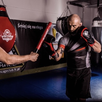 Боксерские перчатки весом 10 унций с системой защиты запястий