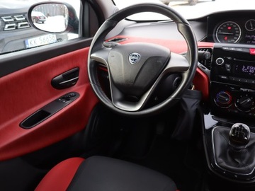 Lancia Ypsilon IV Hatchback 5d 1.2 8v 69KM 2013 Lancia Ypsilon 1.2, Salon Polska, Serwis ASO, zdjęcie 6