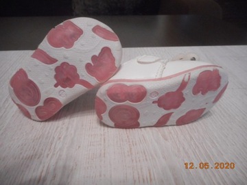 Красивые туфли для девочки 15 размера.