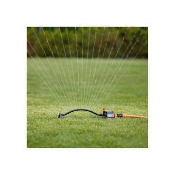 Регулируемый осциллирующий разбрызгиватель Fiskars для сада (М) 150-300 м2