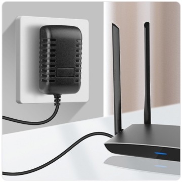 ИСТОЧНИК ПИТАНИЯ 12 В, 2 А постоянного тока. ВИЛКА 5,5 x 2,1 мм.