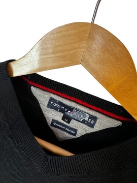 Sweter w serek Tommy Hilfiger czarny z logiem M