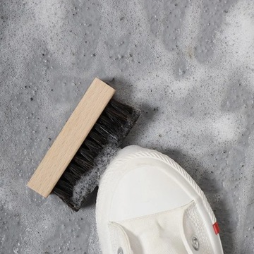 Щетка для обуви с деревянной ручкой и конским волосом.