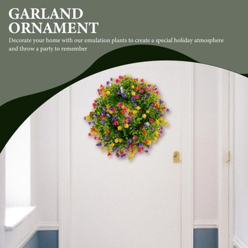 Искусственная стена с венком из зеленых цветов