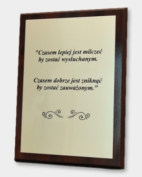 Гравированная табличка на деревянном столе формата А4