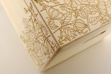 Коробка-конверт - большая, деревянная, с гравировкой.