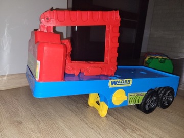 Duża śmieciarka z pojemnikami Wader