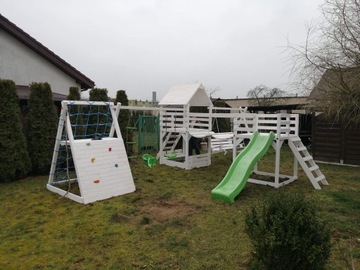 Детская площадка, деревянный мостик, скалодром.