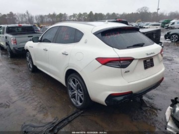 Maserati Levante 2021 Maserati Levante S 2021 3.0 Benzyna 424KM, zdjęcie 3