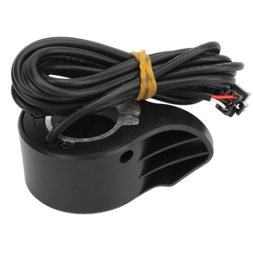 Электрический самокат чувствителен к дроссельной заслонке под большим пальцем