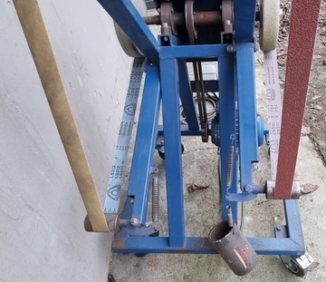 Ленточная шлифовальная машина на две ленты длиной 2,5 м.