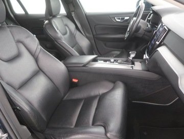 Volvo V60 II  Kombi 2.0 D4 190KM 2019 Volvo V60 D4 2.0, 187 KM, Automat, Skóra, Navi, zdjęcie 8