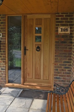 Деревянная адресная доска с номером дома.