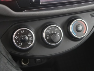 Toyota Yaris III Hatchback 5d Facelifting 1.33 Dual VVT-i 99KM 2015 Toyota Yaris 1.33 Dual VVT-i, Salon Polska, Klima, zdjęcie 11