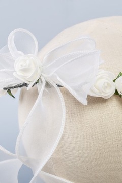 Wianek komunijny z kremowymi różyczkami