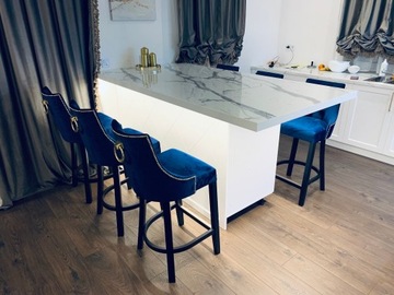 БАРНЫЕ СТУЛЬЯ С КНОПЕРОМ, СТЁГАННЫЕ С ГЛАМУРНЫМИ СТРУЯМИ