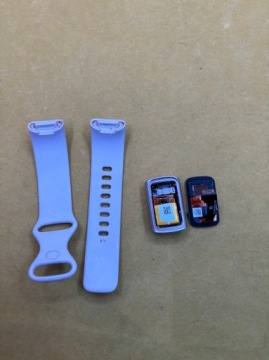 Бежевый браслет Fitbit Charge 5 поврежден. ОПИСАНИЕ