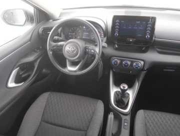 Toyota Yaris IV Hatchback 1.0 VVT-i 72KM 2022 Toyota Yaris 1.0 VVT-i, Salon Polska, zdjęcie 6