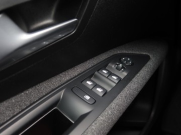 Peugeot 5008 II Crossover Facelifting 1.2 PureTech 130KM 2021 Peugeot 5008 PureTech 130, 7 miejsc, Klima, zdjęcie 11