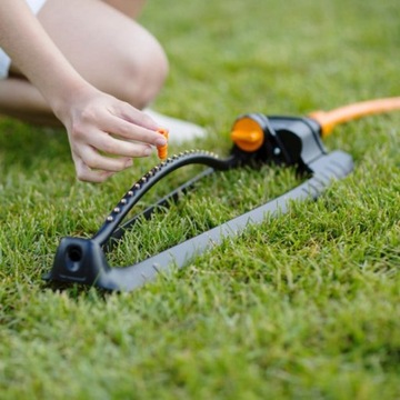 Регулируемый осциллирующий разбрызгиватель Fiskars для сада (М) 150-300 м2
