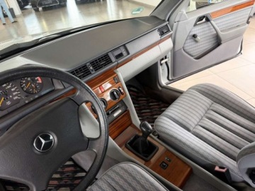Mercedes W124 Sedan 2.0 118KM 1991 Mercedes-Benz W124 (1984-1993) 2.0 Benzyna 118KM, zdjęcie 25