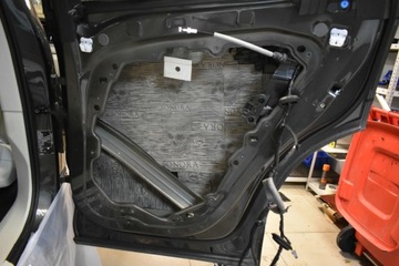 Звукоизоляционный мат StP Sonora толщиной 5,2 мм BUTYL FOAM придает жесткость листовому металлу и подавляет шум.