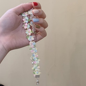 Elegancki Naszyjnik w Stylu Boho Chic z Koronką i Haftowanymi Kwiatami - Po