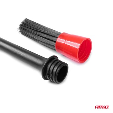 Набор кистей для детейлинга и щеток для чистки.