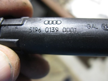 AUDI A4 B6 B7 KOMBI VODÍTKO DRŽÁK PODHLAVNÍKU ZADNÍ 517701390001