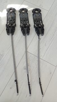 OCTAVIA III 5E STELAŻ KLAMKI DRZWI LEWY PODSTAWA
