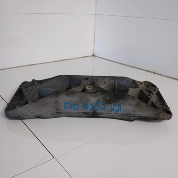 BMW F10 535D ŁAPA PODPORA SKRZYNI 6777613