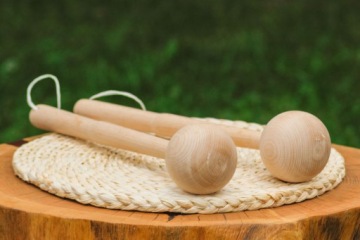 Большой шар для замешивания теста, деревянная палочка, пестик, кухонные принадлежности.