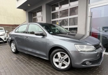 Volkswagen Jetta VI Sedan 1.2 TSI 105KM 2013 Volkswagen Jetta Salon Polska. Serwis ASO Czujniki 1.2 Benzyna 105KM, zdjęcie 25