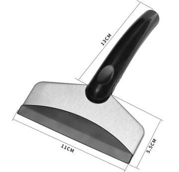 Автомобильный скребок для удаления льда и снега.