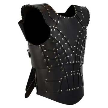 Регулируемый нагрудник с заклепками на груди.