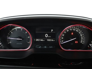 Peugeot 2008 I SUV Facelifting 1.2 PureTech 110KM 2018 Peugeot 2008 GT-Line automat panorama navi PDC, zdjęcie 21