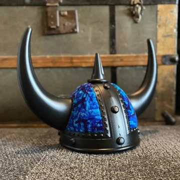 KASK WIKINGA CZARNY Z NIEBIESKIM DUŃSKIM PLUSZEM