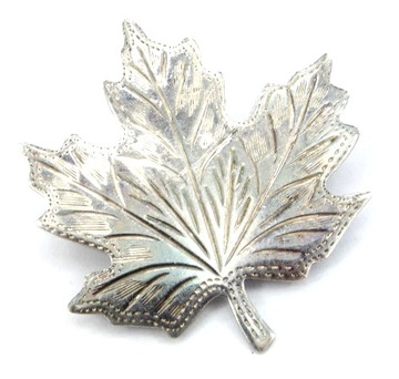 Vintage srebrna grawerowana broszka liść klonu
