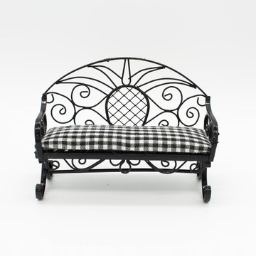 Миниатюрный двухместный диванчик для кукольного домика.