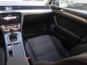 Volkswagen Passat B8 Variant 1.6 TDI BlueMotion SCR 120KM 2017 VW Passat 1.6 TDI, Klima, Klimatronic, Parktronic, zdjęcie 7