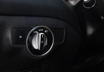 Mercedes CLA C117 Shooting Brake Facelifting 1.6 180 122KM 2018 Mercedes-Benz CLA 1.6 benzyna _ 122 KM _ 1.6 Benzyna 122KM, zdjęcie 17